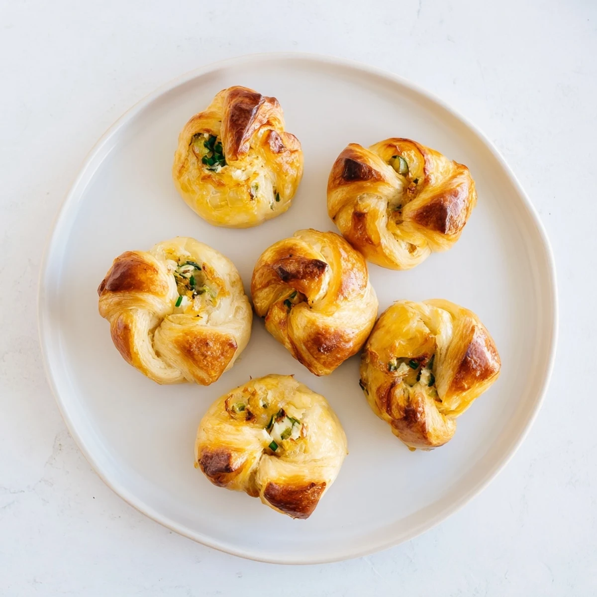 Freshly baked Cercles d’Hôtes Couronne de Rouleaux, arranged in a lovely wreath shape, perfect for appetizers.