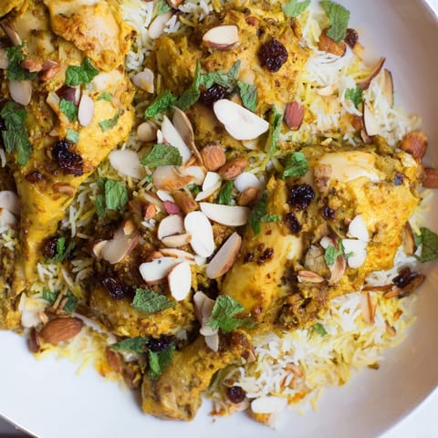 Golden layers of Kuwaiti biryani, a flavorful dish with aromatic rice and tender meat.